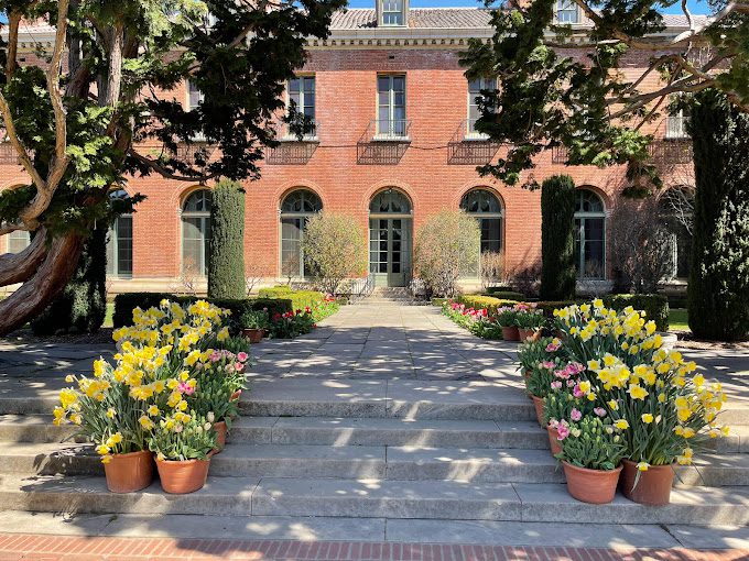 A brick building with flowers in the center of it.