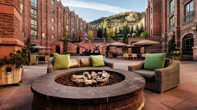 A fire pit in the middle of an outdoor patio.